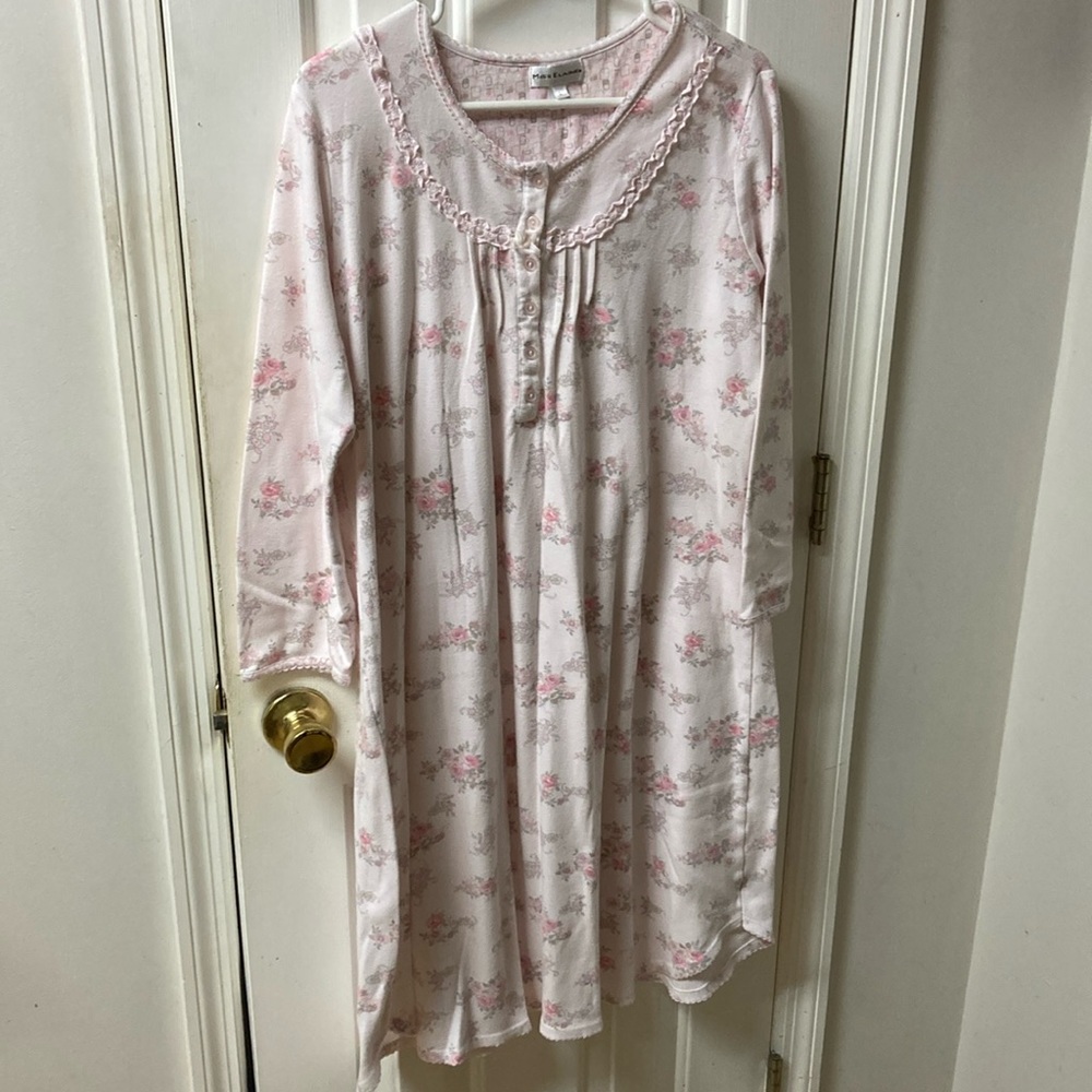 Miss Elaine nightgown